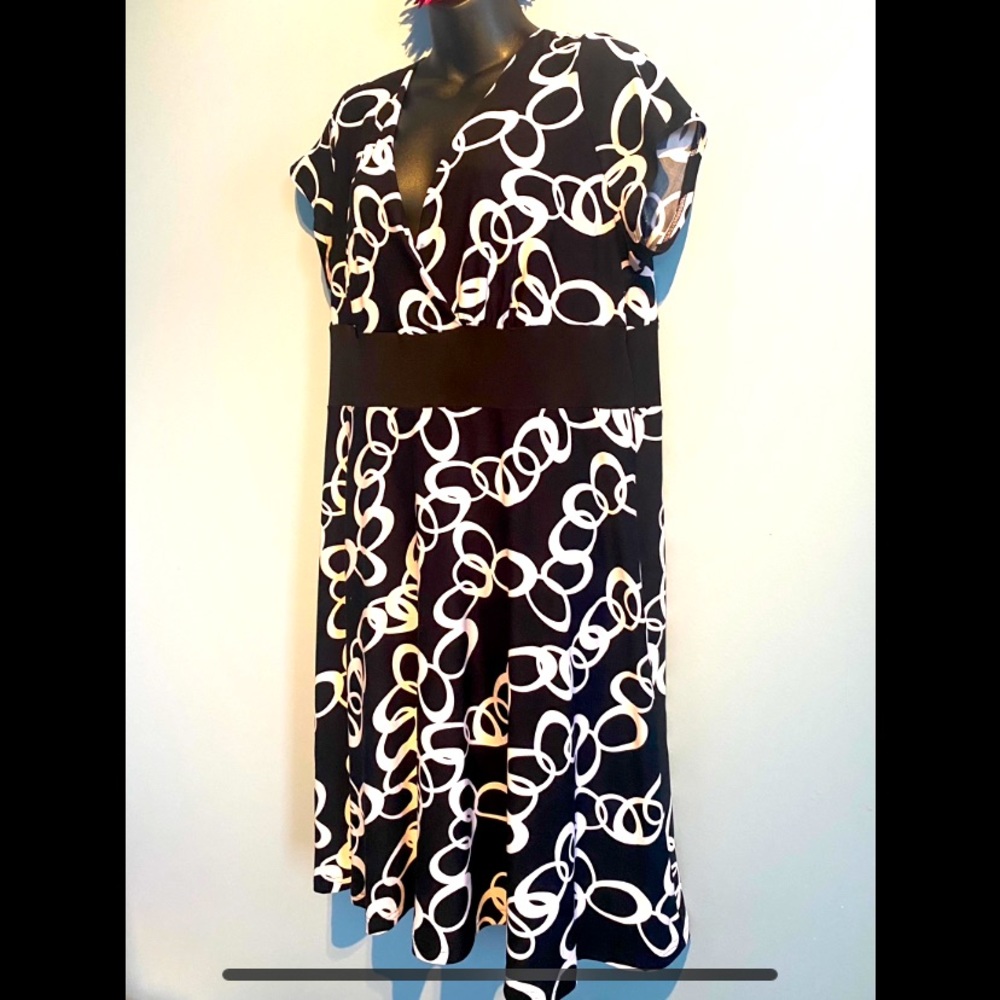 Addition Elle Dress - Picture 3 of 6